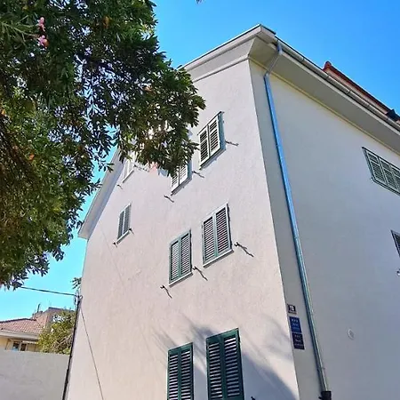 Lejlighed Attic Near Centre