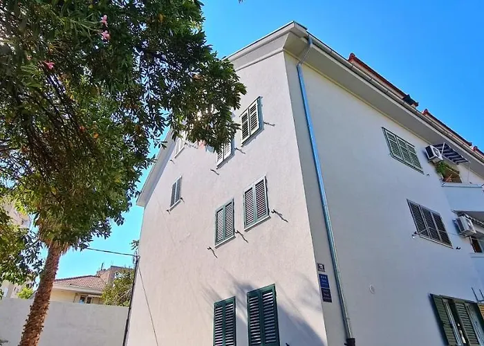 아파트 Attic Near Centre